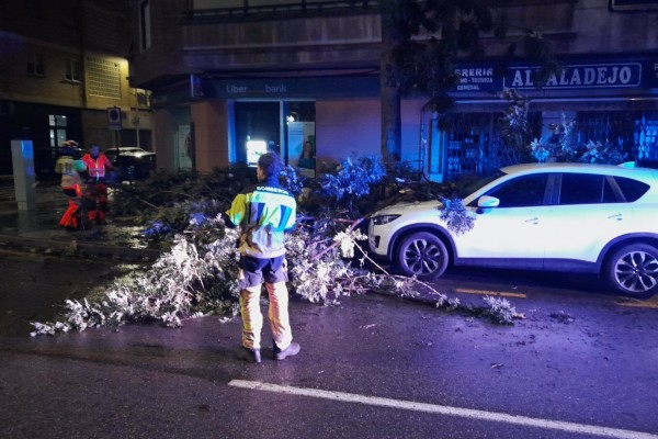 Las fuertes rachas de viento provocan desperfectos leves en La Manga y Cabo de Palos