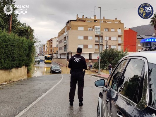 La lluvia obliga a cortar ocho calles y avenidas en Murcia