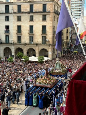 Alicante cierra una Semana Santa de récord con el Encuentro entre la Virgen de la Alegría y el Resucitado