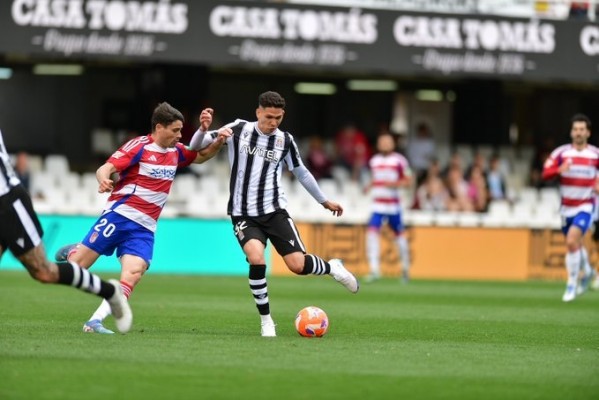 El Efesé, colista y ya descendido, es remontado por el Granada con más público visitante que local en el Cartagonova