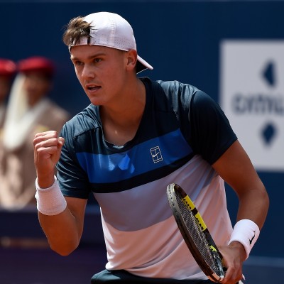 Rune se exhibe ante Alcaraz y se corona por primera vez en Barcelona