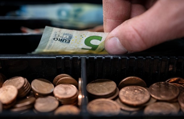 El euro marca máximos desde 2021 frente al dólar ante los ataques de Trump a la independencia de la Fed