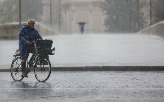El temporal de lluvia cierra el puerto de Valencia, corta la A-7 y afecta al metro
