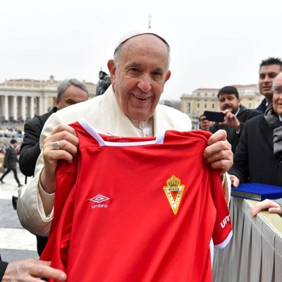 Adiós a Francisco, el papa que se fotografió con las camisetas del Murcia y las dos del UCAM