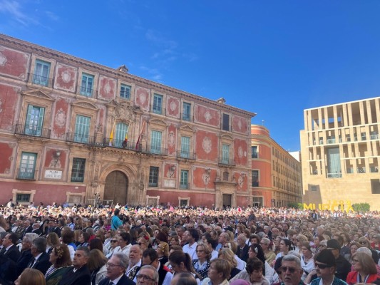 Murcia se rinde al Bando: los huertanos toman las calles de la ciudad bajo un cielo incierto