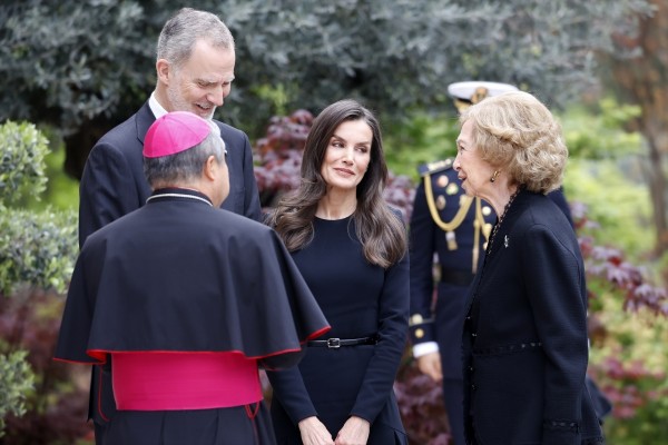 Los Reyes firman el libro de condolencias por el Papa Francisco en la Nunciatura