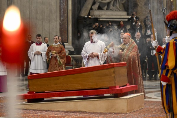El Papa Francisco se encuentra en la Basílica de San Pedro para ser velado