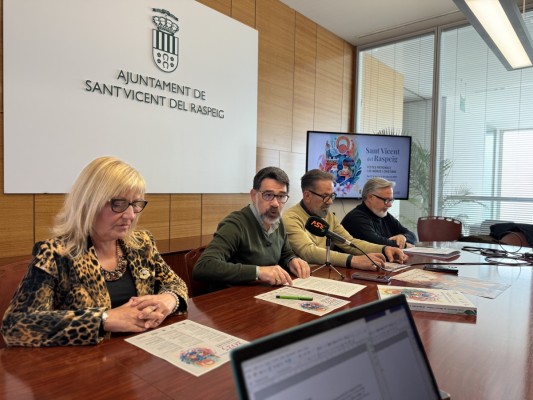 Los Moros y Cristianos de San Vicente alcanzan los 4.500 participantes en su 50 aniversario