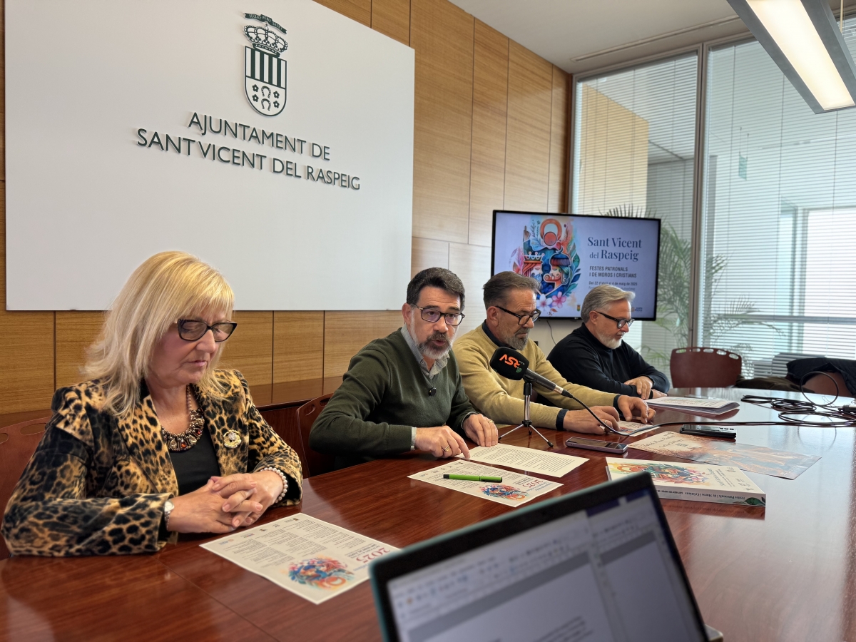 Los Moros y Cristianos de San Vicente alcanzan los 4.500 participantes en su 50 aniversario