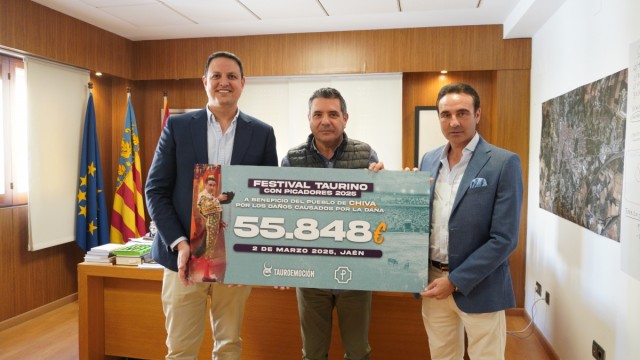 Enrique Ponce y Tauroemoción entregan la recaudación del festival taurino para la reconstrucción de Chiva