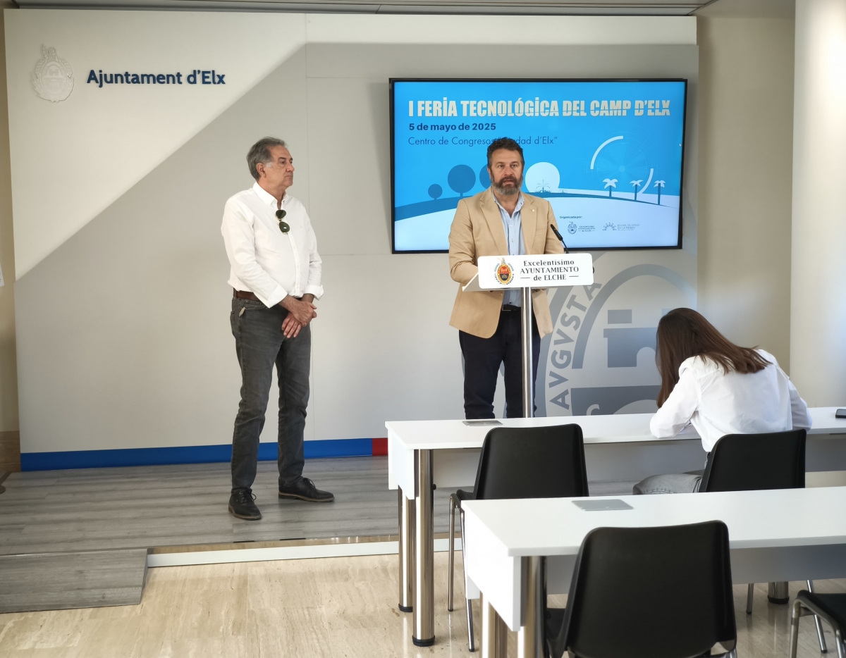 José Antonio Román con el director de la estación Experimental Agraria de Elche, Julián Bartual. - AP