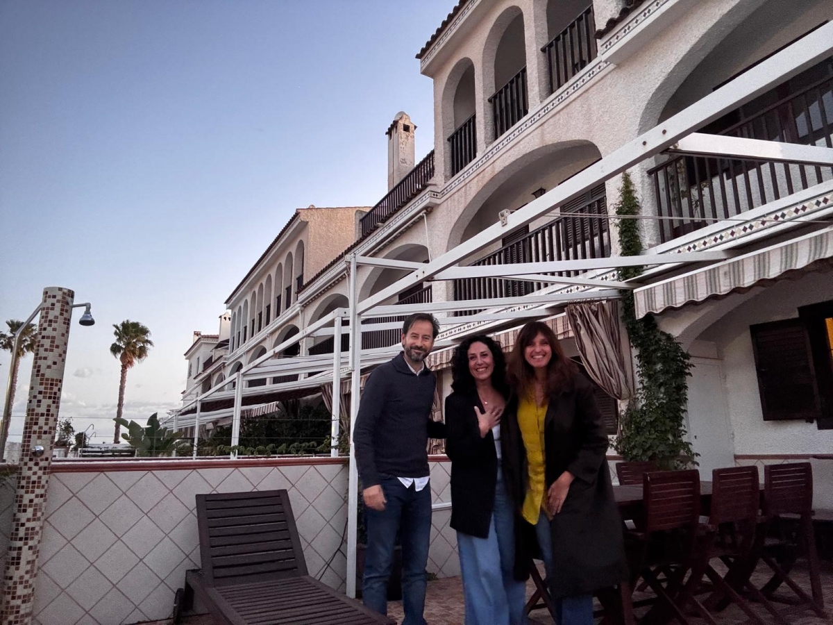 Los representantes de Aldea Blanca Santa Pola y la responsable de Relaciones Institucionales de APHA, Montse Cárceles.