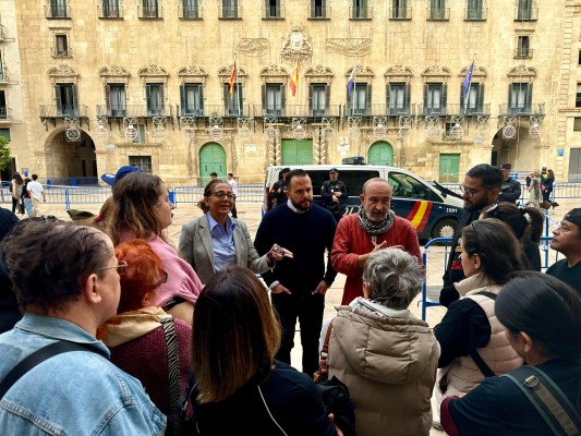 El traslado de los 'hippies' de La Explanada de Alicante: la izquierda exige 6 meses de moratoria