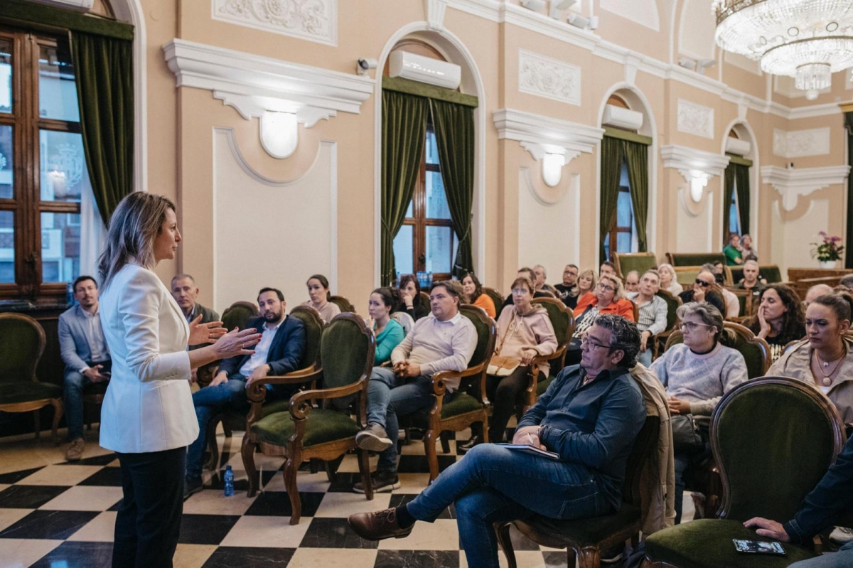 Carrasco, explicando a los vendedores la hoja de ruta trazada para la reforma.