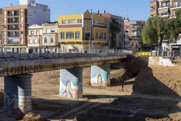 La reconstrucción del Poyo avanza en taludes, pero se retrasan los plazos de los puentes y pasarelas