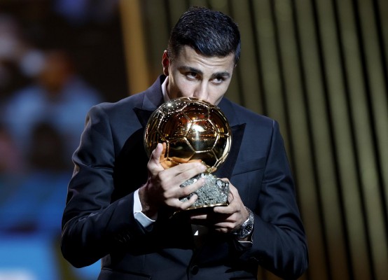 De Miralcamp a levantar el Balón de Oro: el canterano 'groguet' Rodri Hernández hace historia 