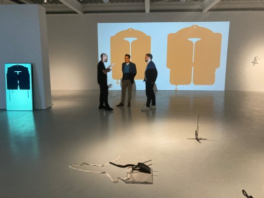 Objetos hallados en la playa cobran significado en el Párraga: el artista ciezano Javier Map expone 'Mobular'