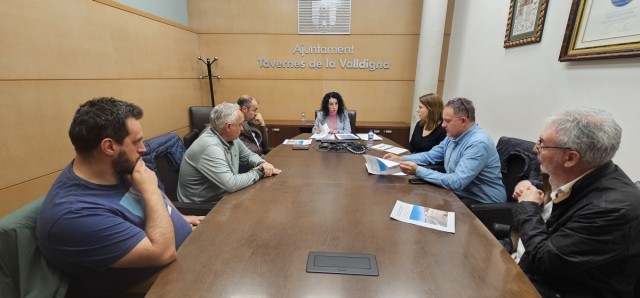 Tavernes de la Valldigna revisa amb SOS Platja i veïns afectats la demanda que afecta les edificacions de la costa