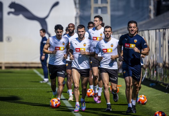 Enzo Barrenechea no entrena con el grupo en la vuelta al trabajo del Valencia