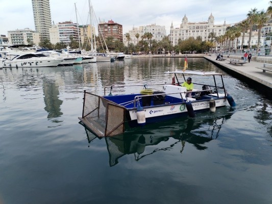 El Puerto incorpora una embarcación de propulsión eléctrica para la limpieza de la lámina de agua