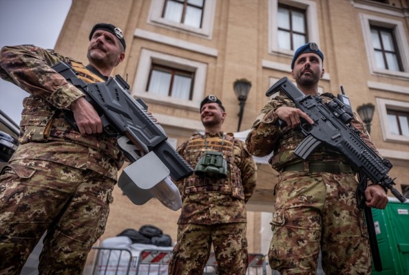 Francotiradores, escuadrones caninos y equipos de desactivación de bombas reforzarán la seguridad en el funeral del Papa Francisco