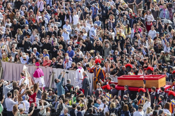 El viaje de los murcianos a Roma para dar el último adiós al papa Francisco: 