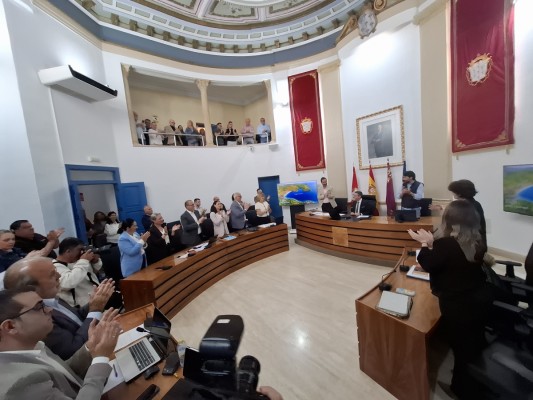 Buendía se despide entre aplausos de todos los concejales y Paqui Terol ya ejerce como alcaldesa en funciones de Alcantarilla