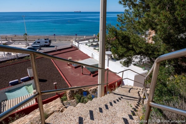 Cartagena reconstruye la escalera de acceso a la playa de El Portús afectada por temporales