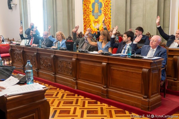 Mascletá para todos, lonas para algunos y pisos a 150.000 euros en Los Mateos