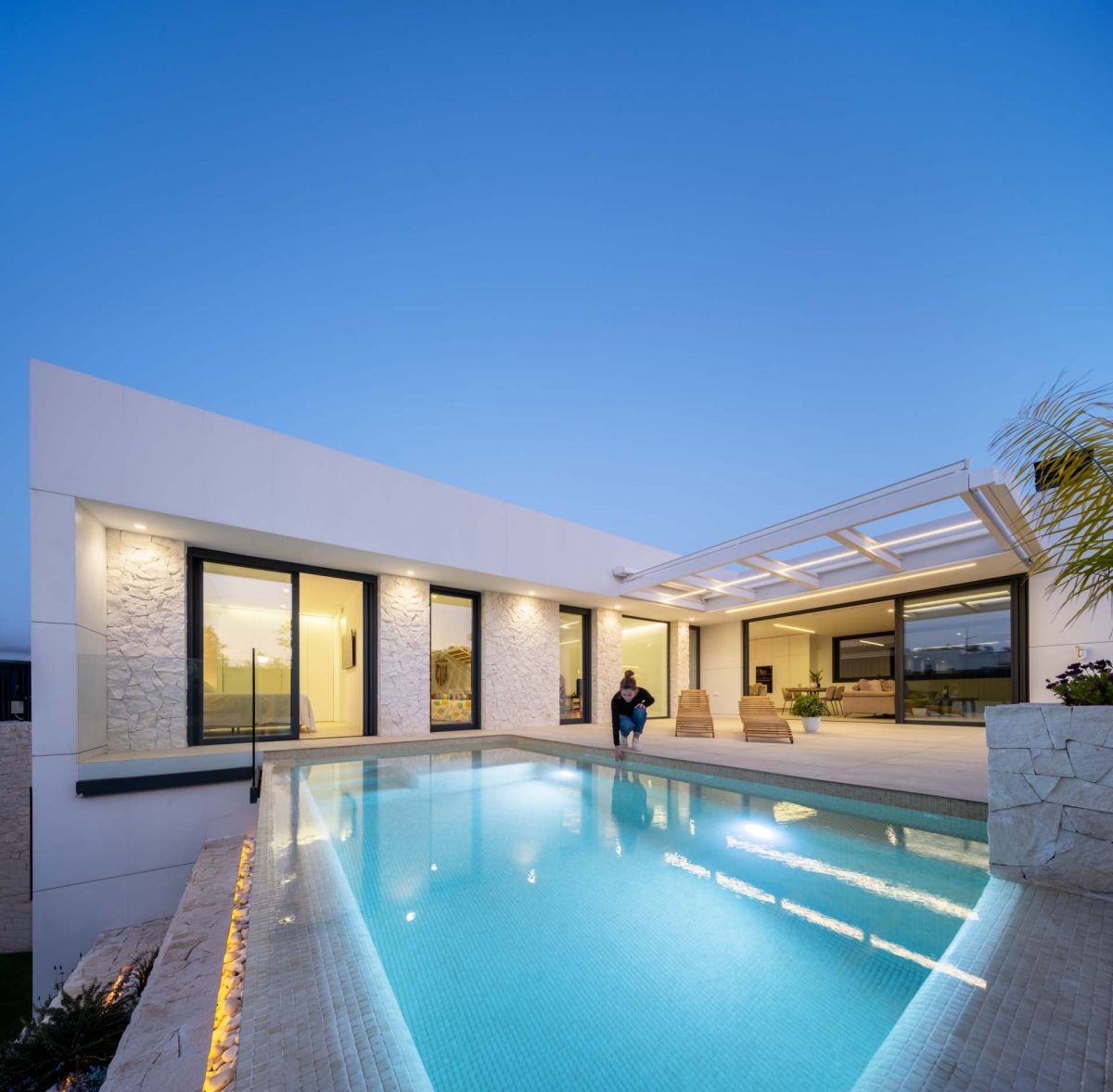 La casa de Molina en la que la arquitectura ha hecho 'magia': una vivienda grande en una parcela pequeña, con una piscina infinita