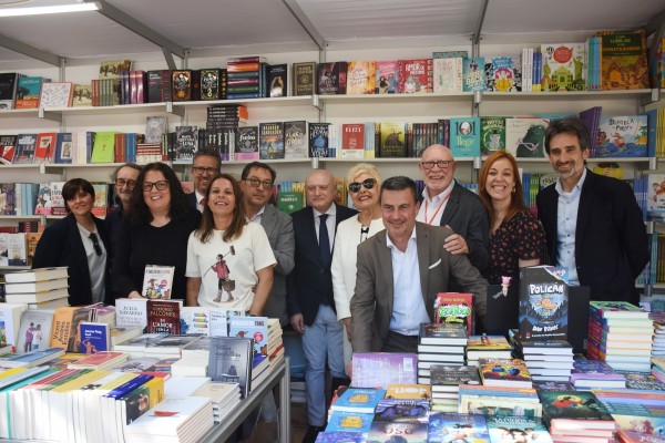 Empieza la Fira del Llibre más emotiva: 60 ediciones, récord de expositores y el resurgimiento tras la Dana