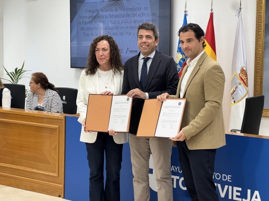 Mazón anuncia 5 millones para la reforma de la Fábrica del Hielo de Torrevieja entre protestas 