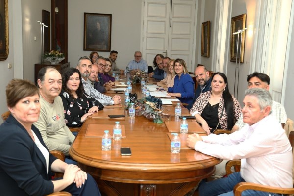 Arroyo se reúne con la nueva directiva vecinal para abordar suelos contaminados, transporte e infraestructuras