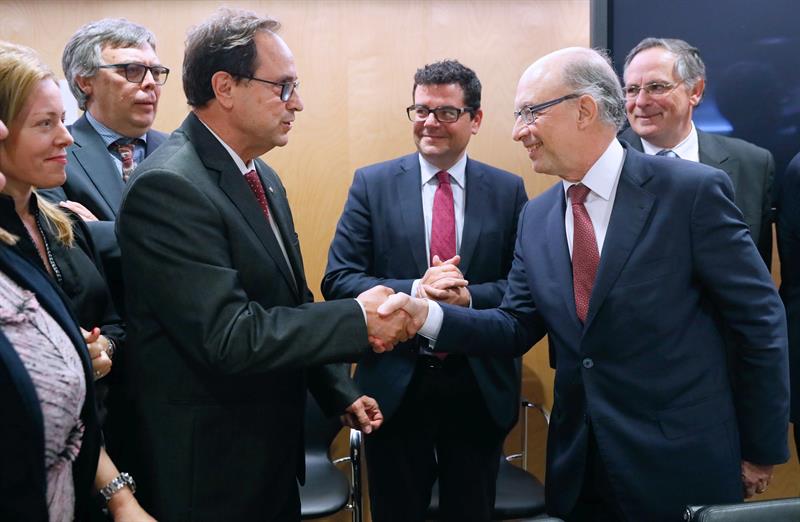El conseller Vicent Soler saluda al ministro Cristóbal Montoro. Foto: EFE - 