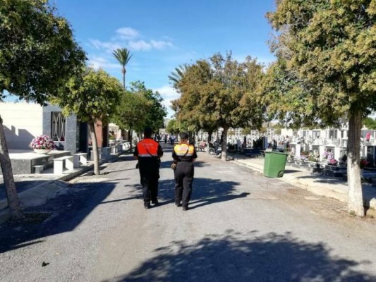 Alicante refuerza la seguridad, el transporte y la limpieza en el cementerio por el 1 de noviembre