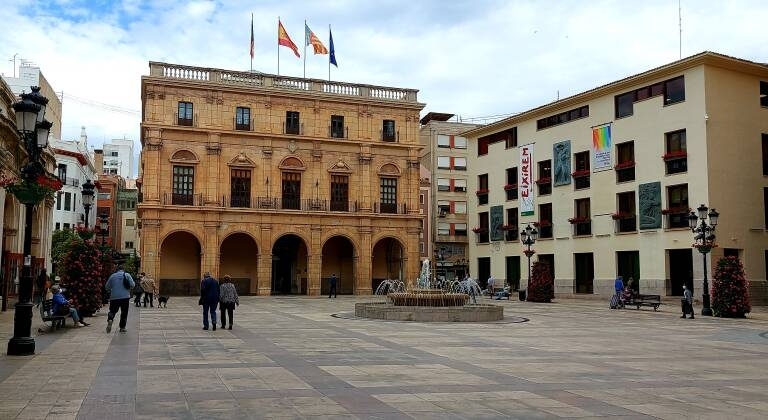 Antiguo y nuevo edificio del Ayuntamiento en la plaza Mayor. - Antiguo y nuevo edificio del Ayuntamiento en la plaza Mayor.