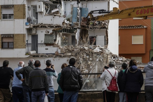 Los vecinos de un edificio desalojado por la Dana en Chiva logran un informe técnico para volver a sus casas