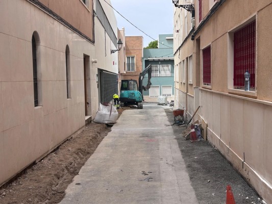 Continúan en Elche las actuaciones de mejora de accesibilidad y plataforma única en el Raval