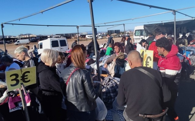 La ropa de segunda mano revoluciona los mercadillos y obliga a Cartagena a actualizar su ordenanza