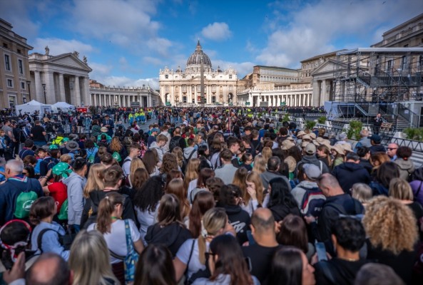 Pobres, presos, transexuales y migrantes acompañarán mañana al féretro de Francisco antes de su entierro