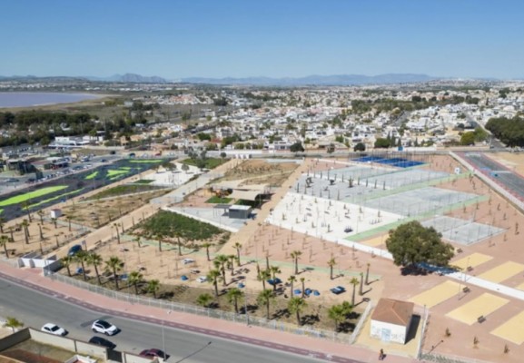 La murciana Actúa formaliza el macrocontrato de las zonas verdes de Torrevieja por 111 millones de euros