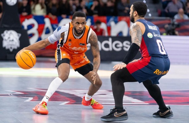 El Valencia busca asegurar la tercera plaza ante un Baskonia herido