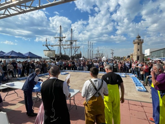 Escala a Castelló dinamiza el Grau: jornada multitudinaria con subasta de pescado, mercadillo y encuentro de navegantes