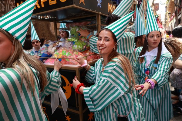 Regalos, alboroto y mucha alegría: Murcia se llena de fiesta en el día del Entierro de la Sardina