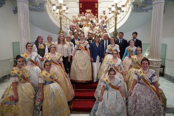 Cartagena se viste de fallas: la crida desde el balcón del Palacio Consistorial anuncia la primera mascletá