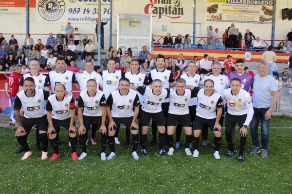 Las Leyendas del Valencia CF y del Villarrobledo golean a la DANA a favor de los afectados de Valencia y Letur