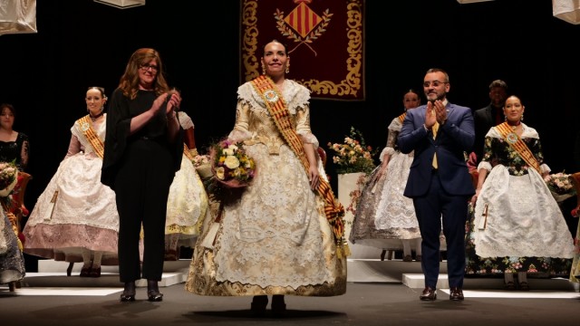Vila-real inicia el compte enrere per a les festes amb el pregó i imposició de bandes a la reina Nadia Alba i les seues dames