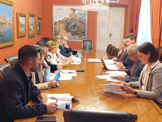 El PP de Alicante suma a PSOE y Vox para mover su presupuesto: 21 millones para los buses eléctricos