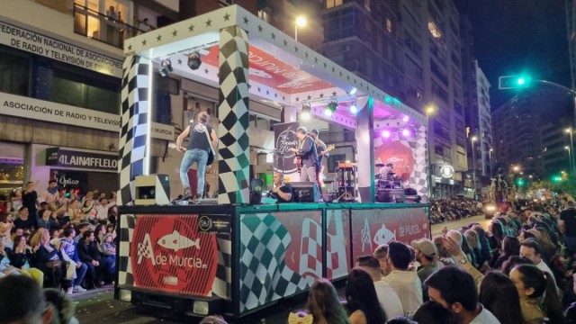 Izquierda Unida denuncia que el Ayuntamiento de Murcia permite publicidad de salones de juego en el Entierro de la Sardina