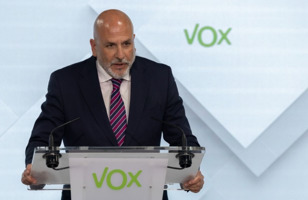 Vox amenaza con desestabilizar el Ayuntamiento de Cartagena por colocar la bandera LGTBI a la entrada de la ciudad